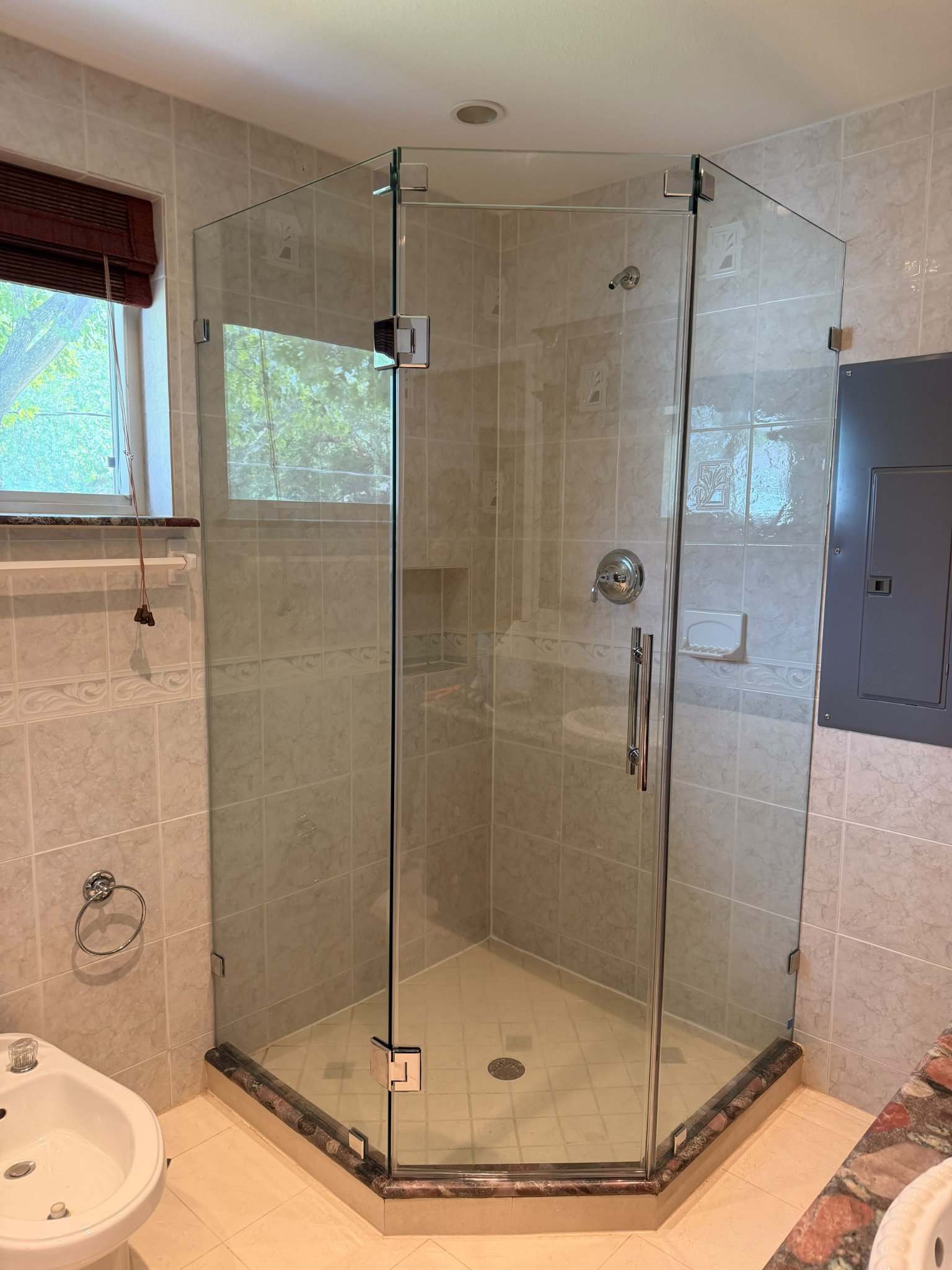 Ejemplo de baño en ángulo 135° CON transom: panel fijo de vidrio sobre la puerta, con herraje cromado