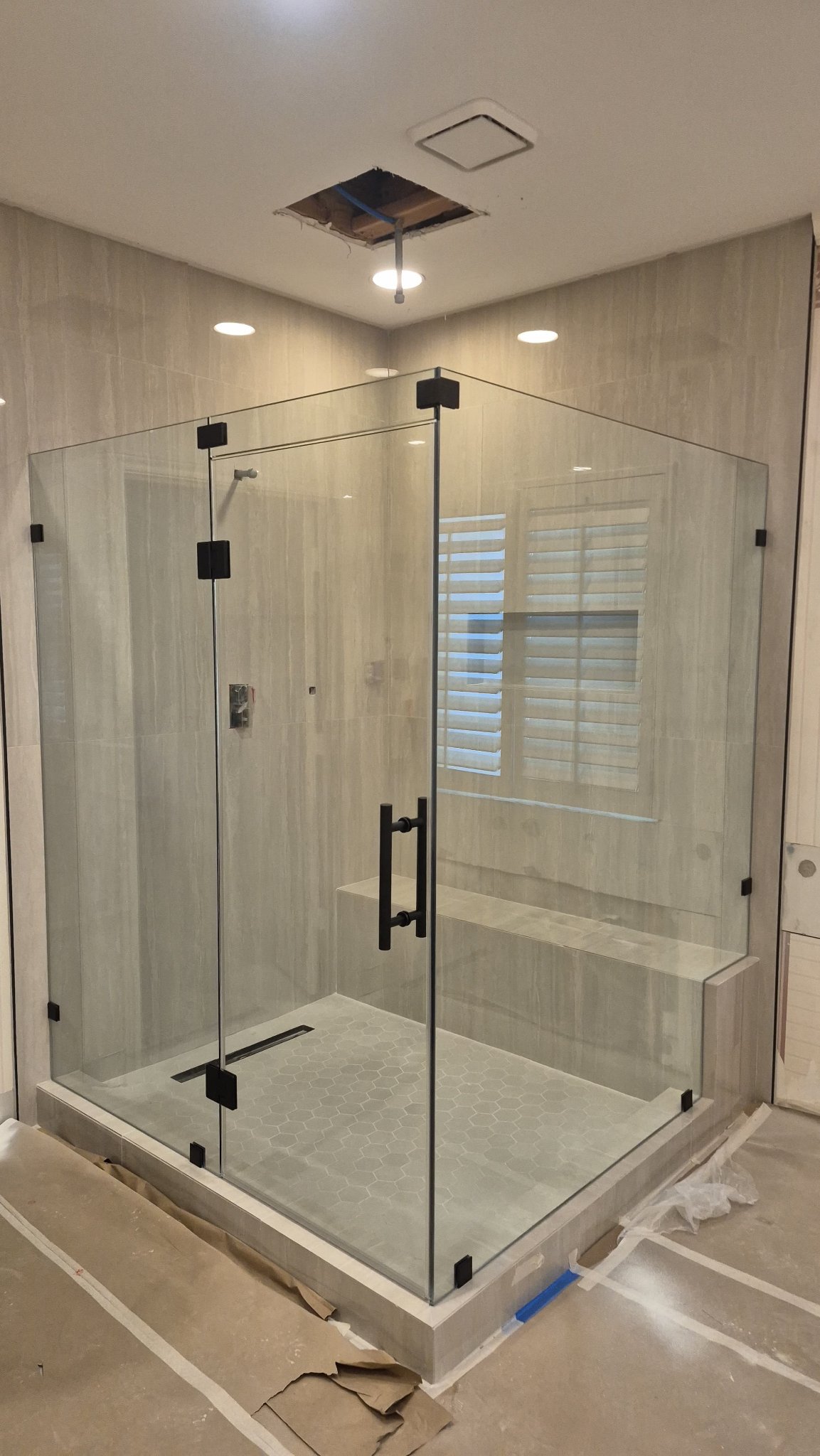 Foto de referencia de puerta glass to glass en ángulo 90°: la puerta de vidrio cuelga del panel de vidrio con bisagras de vidrio a vidrio