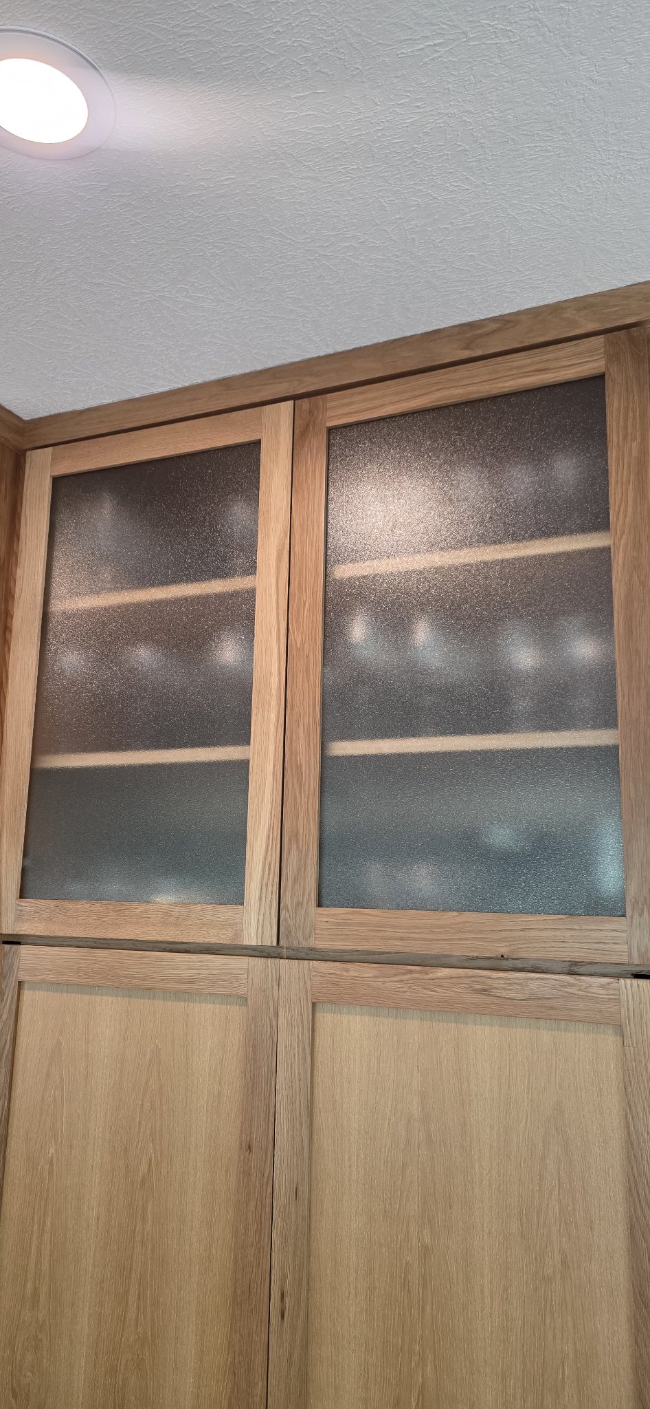Ejemplo de vidrios de gabinetes de Glas Plus: gabinetes superiores de cocina con vidrio esmerilado