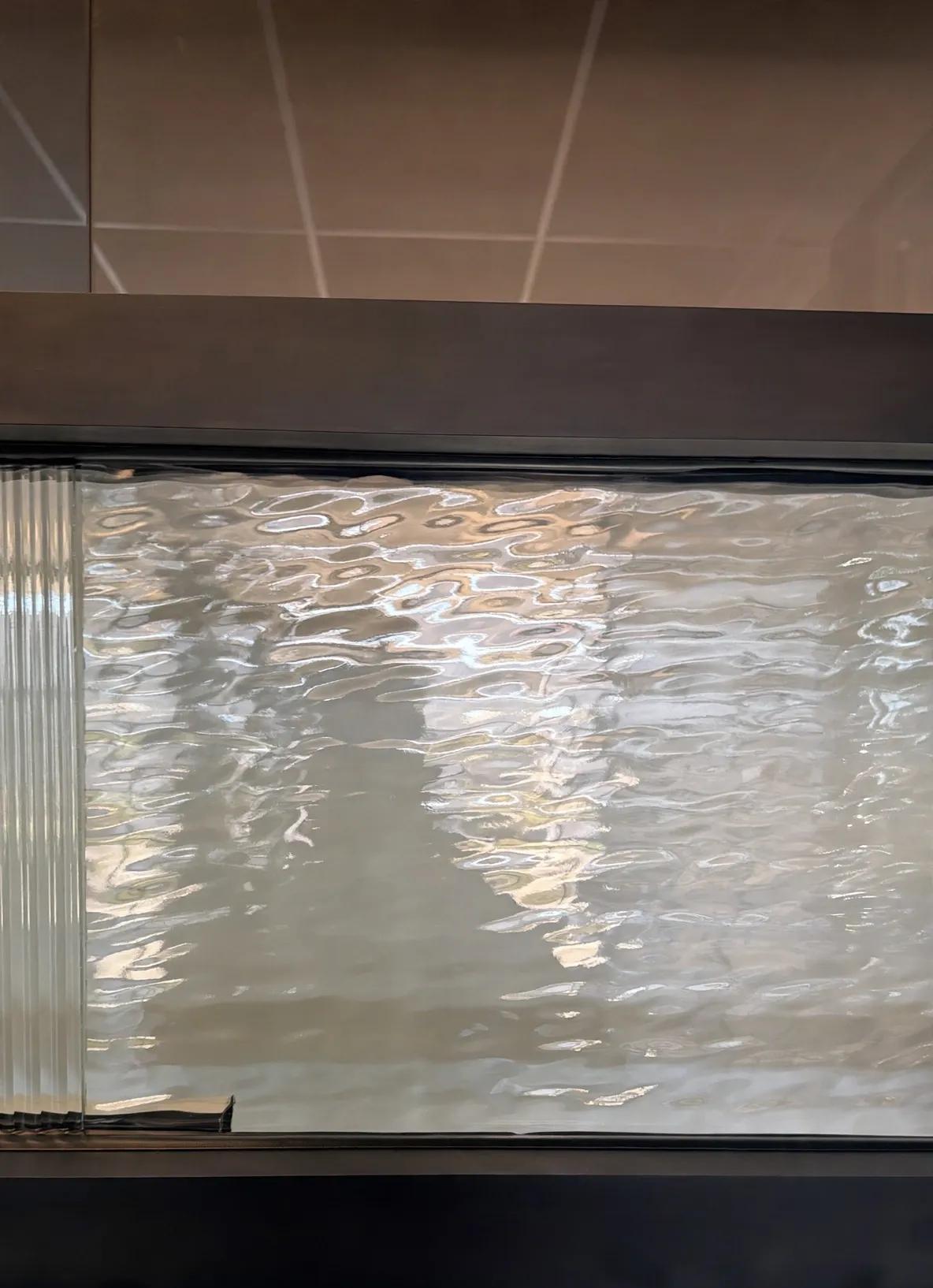 Ejemplo de vidrio decorativo para gabinetes de Glas Plus: vidrio con textura de agua