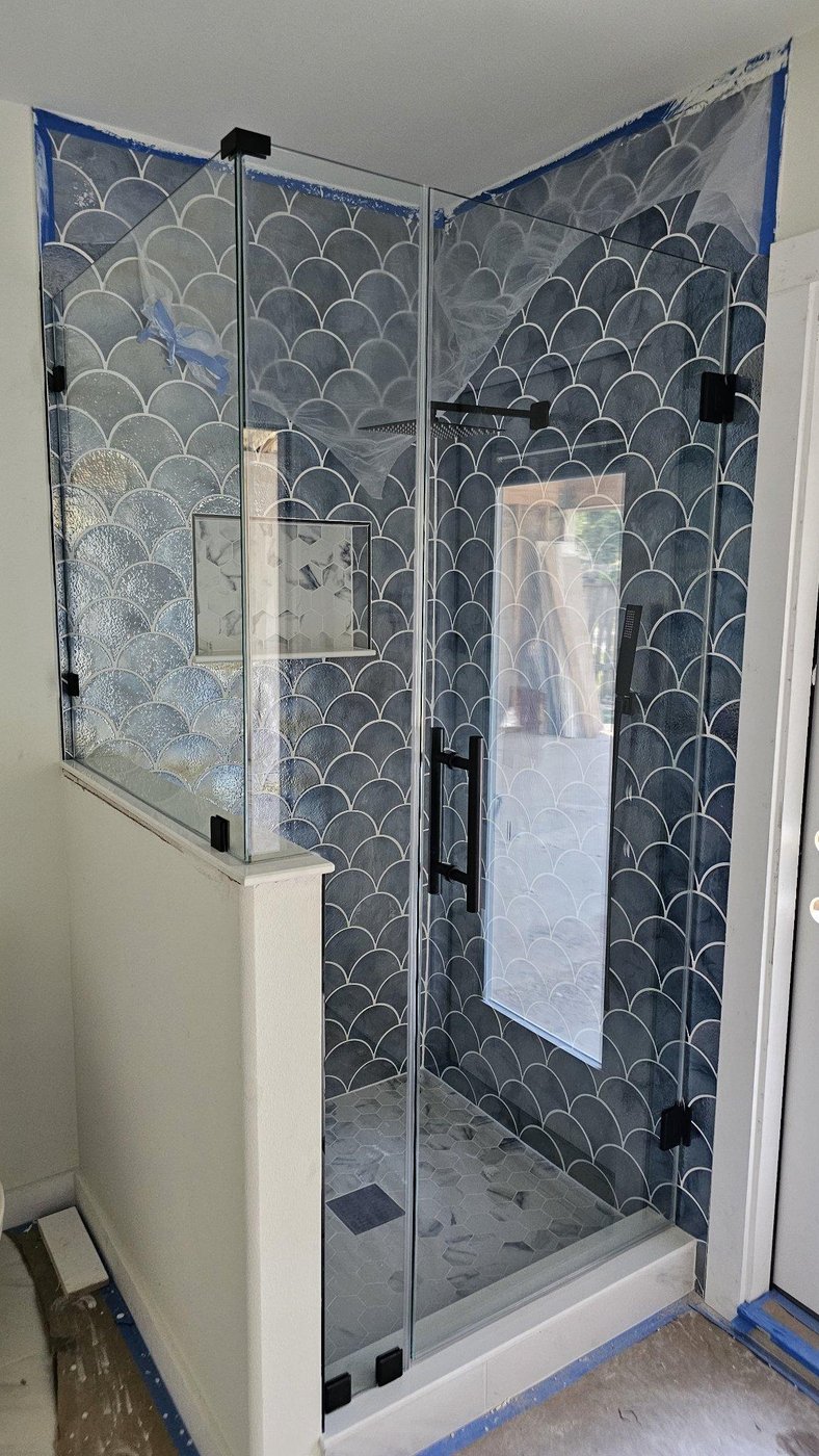 Trabajo de Glas Plus: ángulo 90° con panel de vidrio sobre un muro y herraje negro