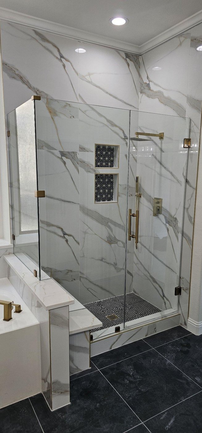 Trabajo de Glas Plus: ángulo 90° con panel de vidrio sobre un muro junto a la tina y herraje dorado