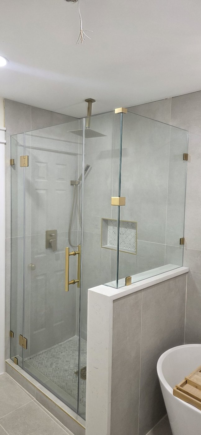 Trabajo de Glas Plus: ángulo 90° con retorno de vidrio sobre un muro y herraje dorado