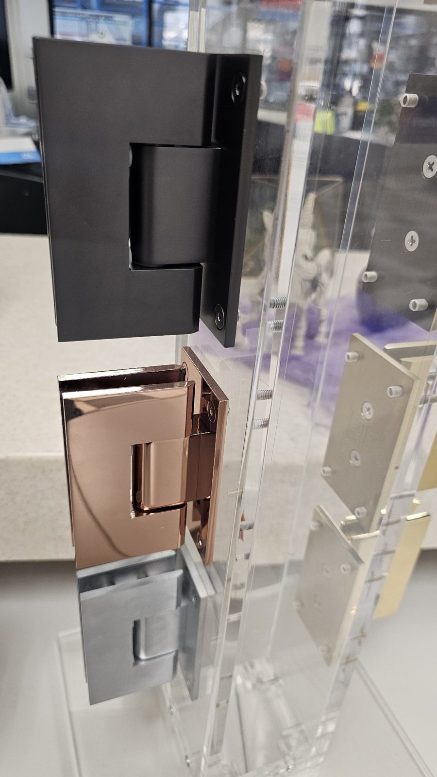 Bisagras en exhibidor de Glas Plus: negro mate, rose gold y cromo satinado