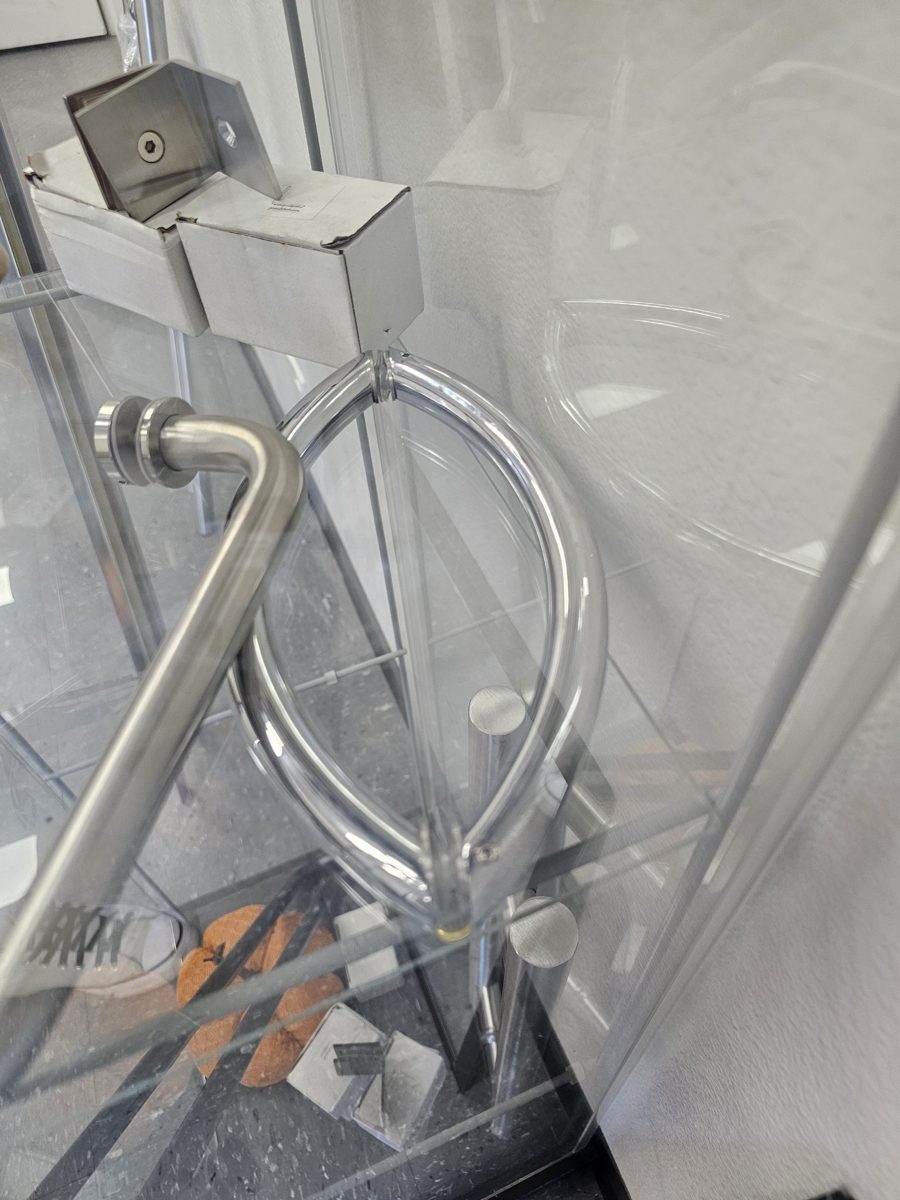 Manijas cromadas en vitrina de Glas Plus: una manija ovalada y una manija en D en acabado cromado