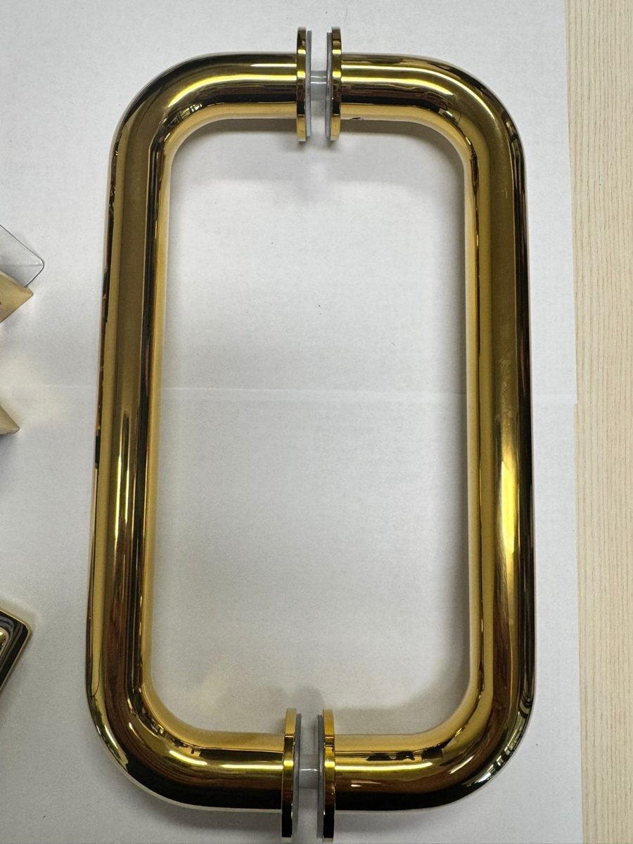 Manija en D en dorado pulido de Glas Plus sobre fondo blanco
