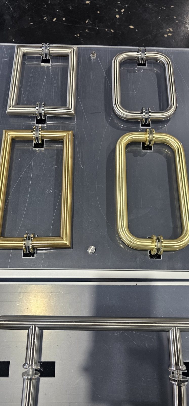 Exhibidor de manijas en D de Glas Plus: níquel cepillado y cromado arriba, brush gold abajo
