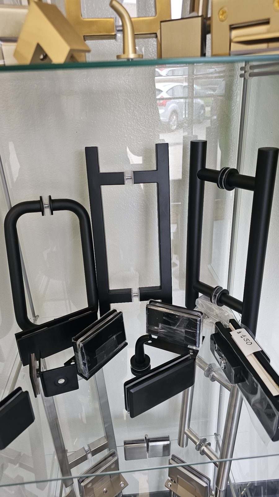 Juego de herrajes negro mate de Glas Plus en vitrina: manijas y bisagras en negro mate