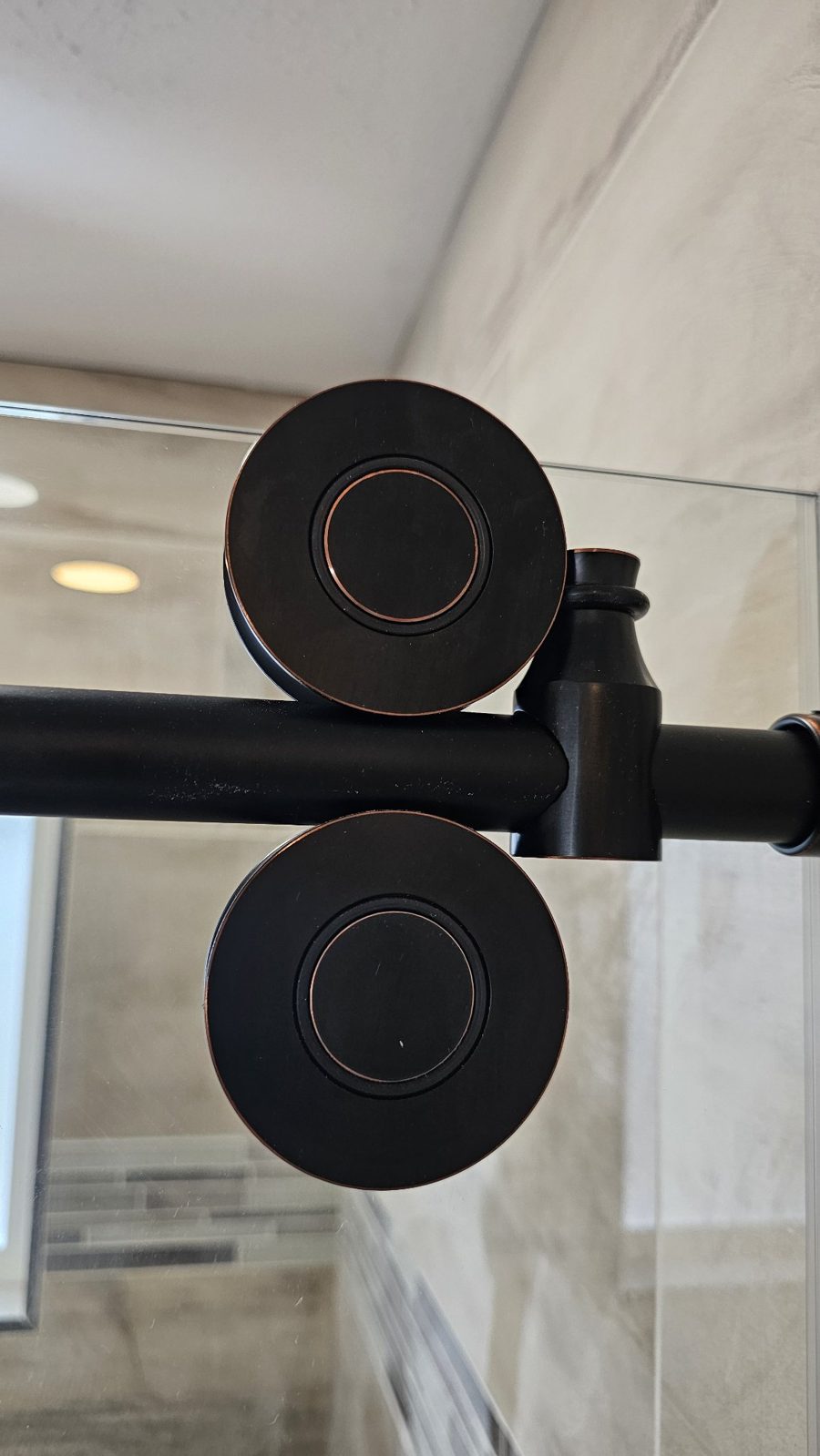 Detalle de los rodillos de sliding negros de Glas Plus sobre el riel