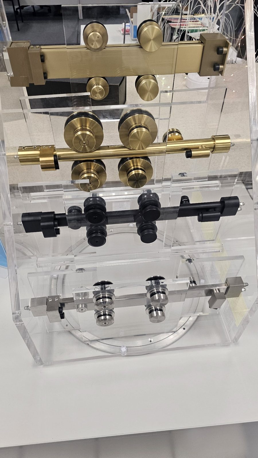 Exhibidor de sistemas sliding completos de Glas Plus: kit dorado arriba y rodillos dorados, negros y cromados