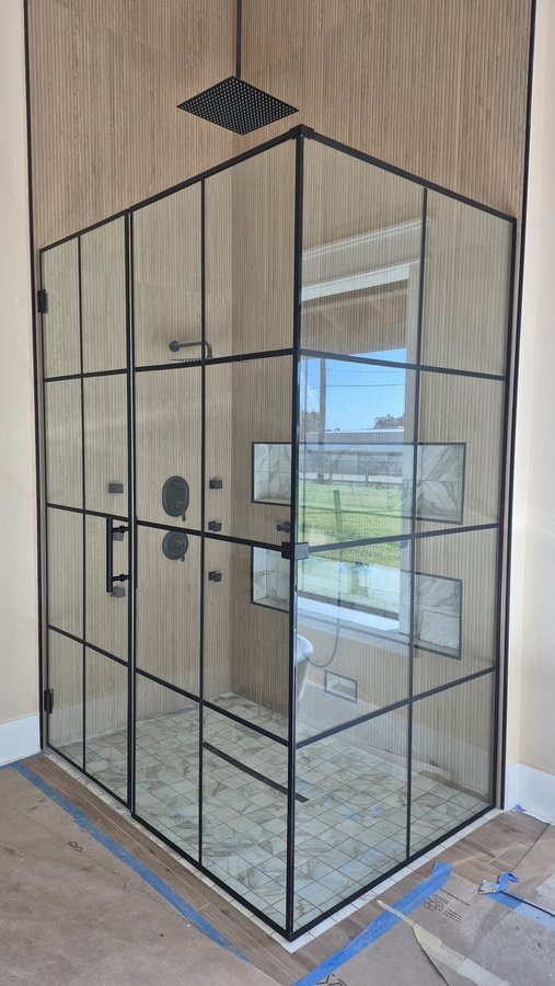 Ejemplo de baño de estilo industrial de Glas Plus: marco negro completo y rejilla en todo el vidrio del shower