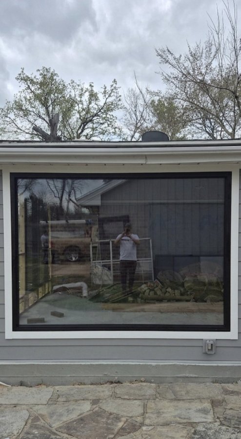 Ejemplo de ventanas de Glas Plus: ventanal grande de vidrio con marco negro instalado en el frente de una casa