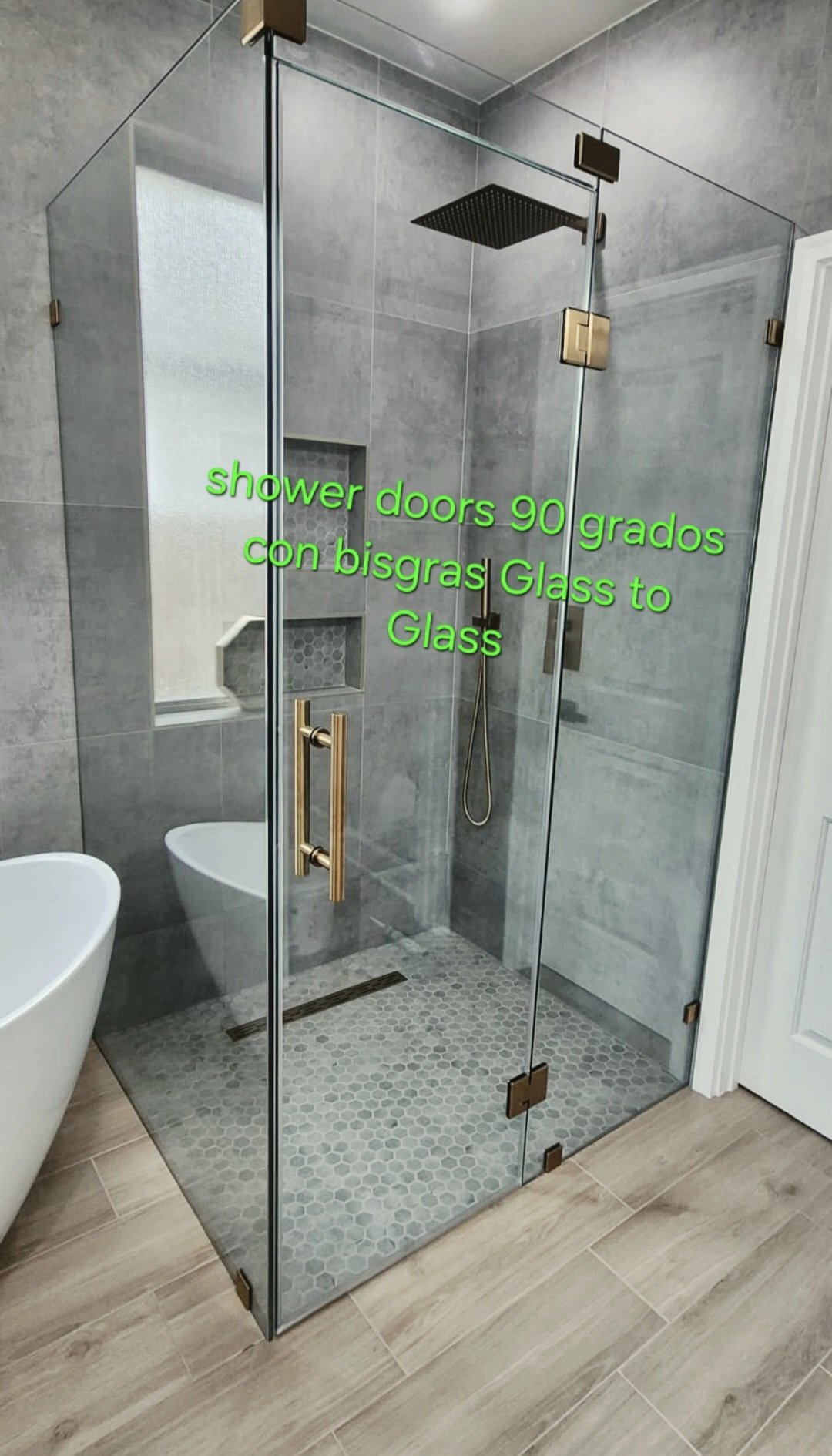 Trabajo de Glas Plus anotado por el instalador: shower doors en 90° con bisagras glass to glass (vidrio a vidrio)
