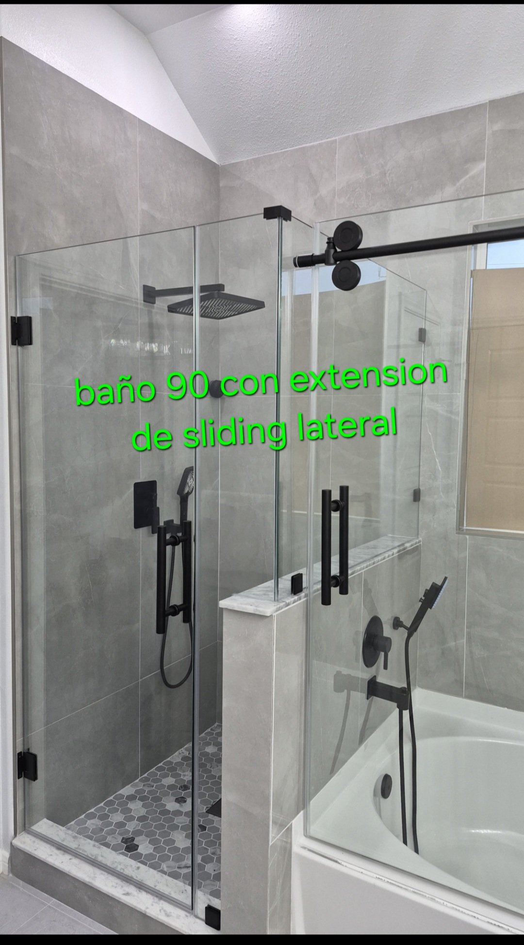 Trabajo de Glas Plus anotado por el instalador: baño 90° con extensión de sliding lateral; puerta de bisagras y panel corredizo lateral sobre la tina, herraje negro mate, con el texto en verde «baño 90 con extension de sliding lateral»