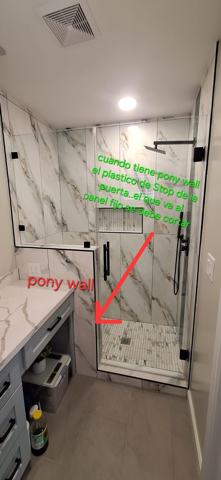 Con pony wall: el plástico stop de la puerta que va al panel fijo se debe cortar