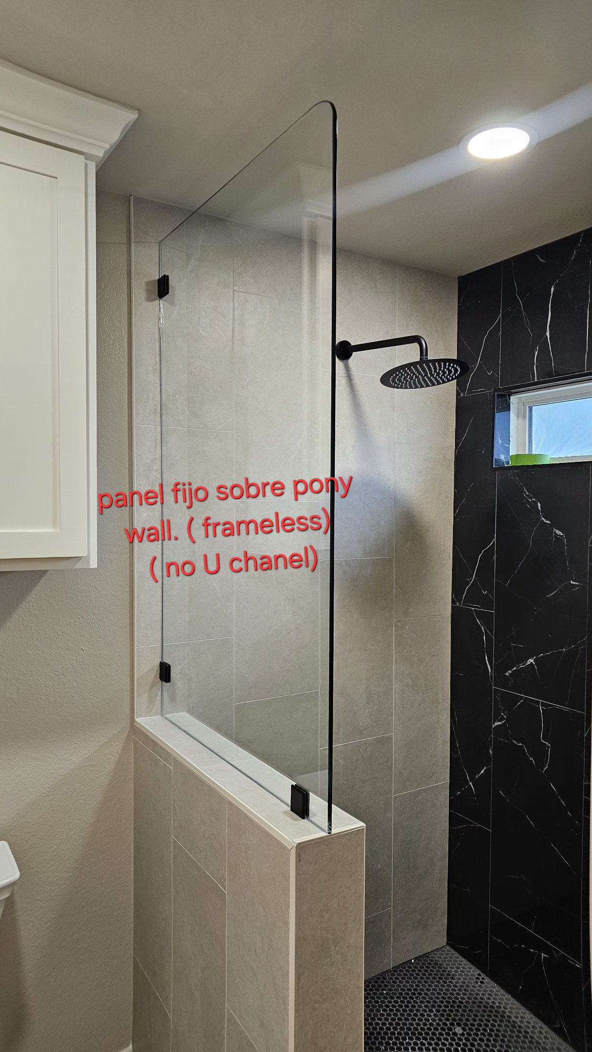 Panel fijo sobre pony wall frameless (sin U-channel)
