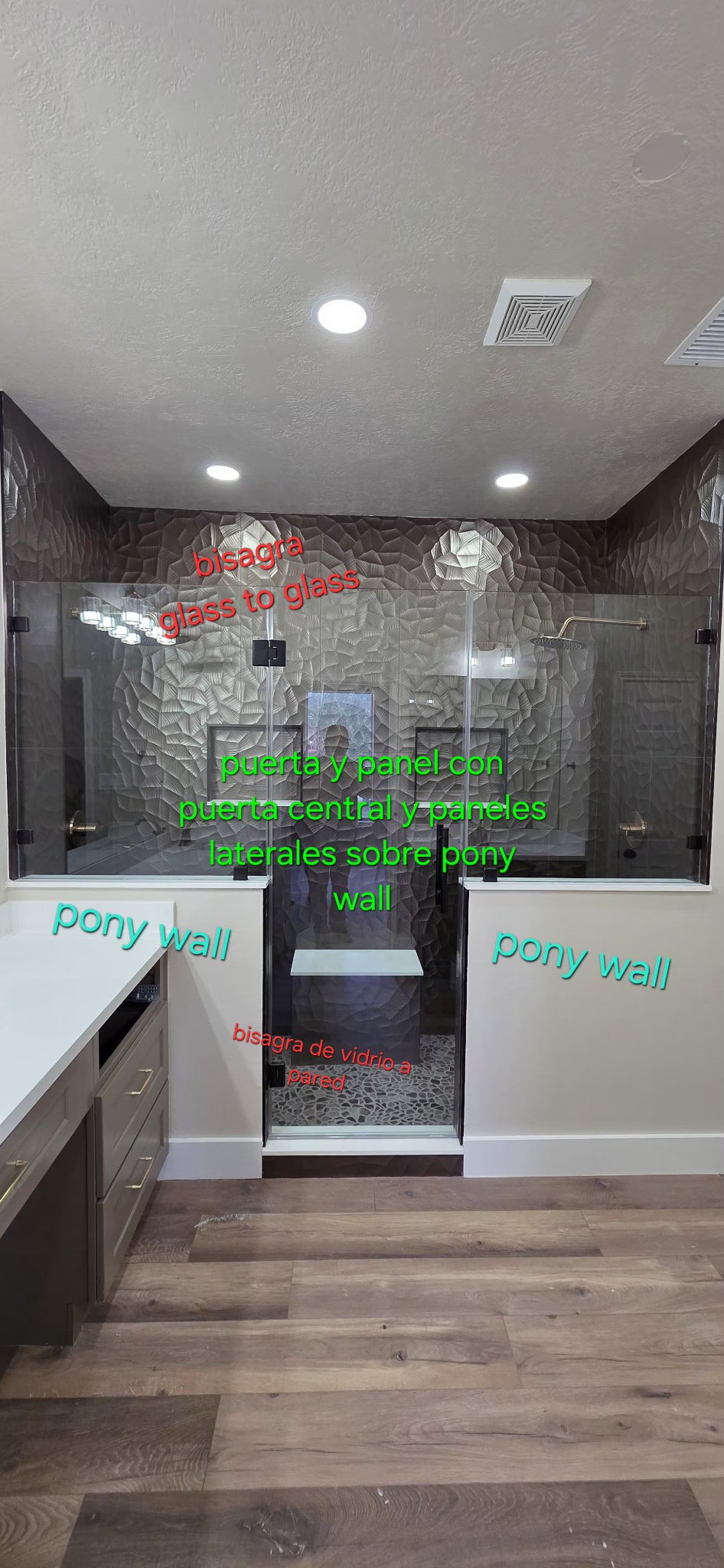 Puerta central y paneles laterales sobre pony wall · bisagra glass to glass y bisagra de vidrio a pared