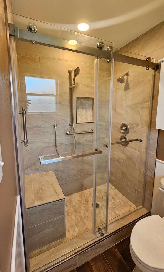 Sliding doble puerta con retorno de vidrio y herraje cromado en shower de mármol