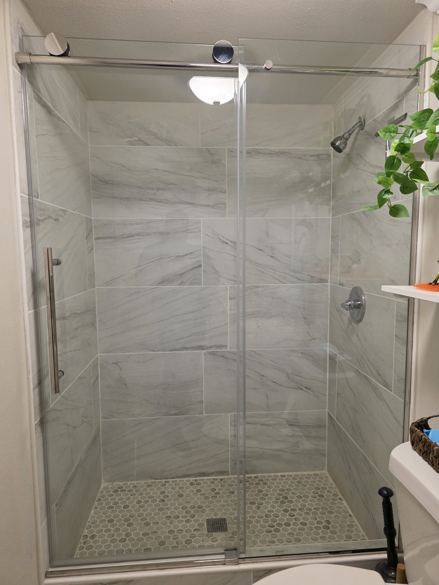 Sliding cierre suave (soft-close) con herraje cromado y panel fijo instalada por Glas Plus
