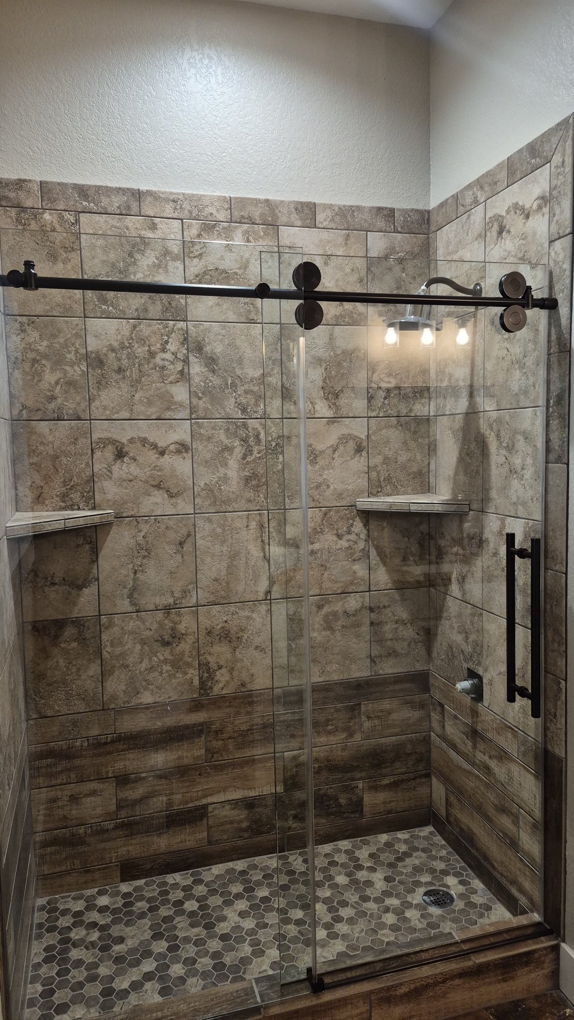 Sliding cierre suave (soft-close) con herraje negro y panel fijo instalada por Glas Plus