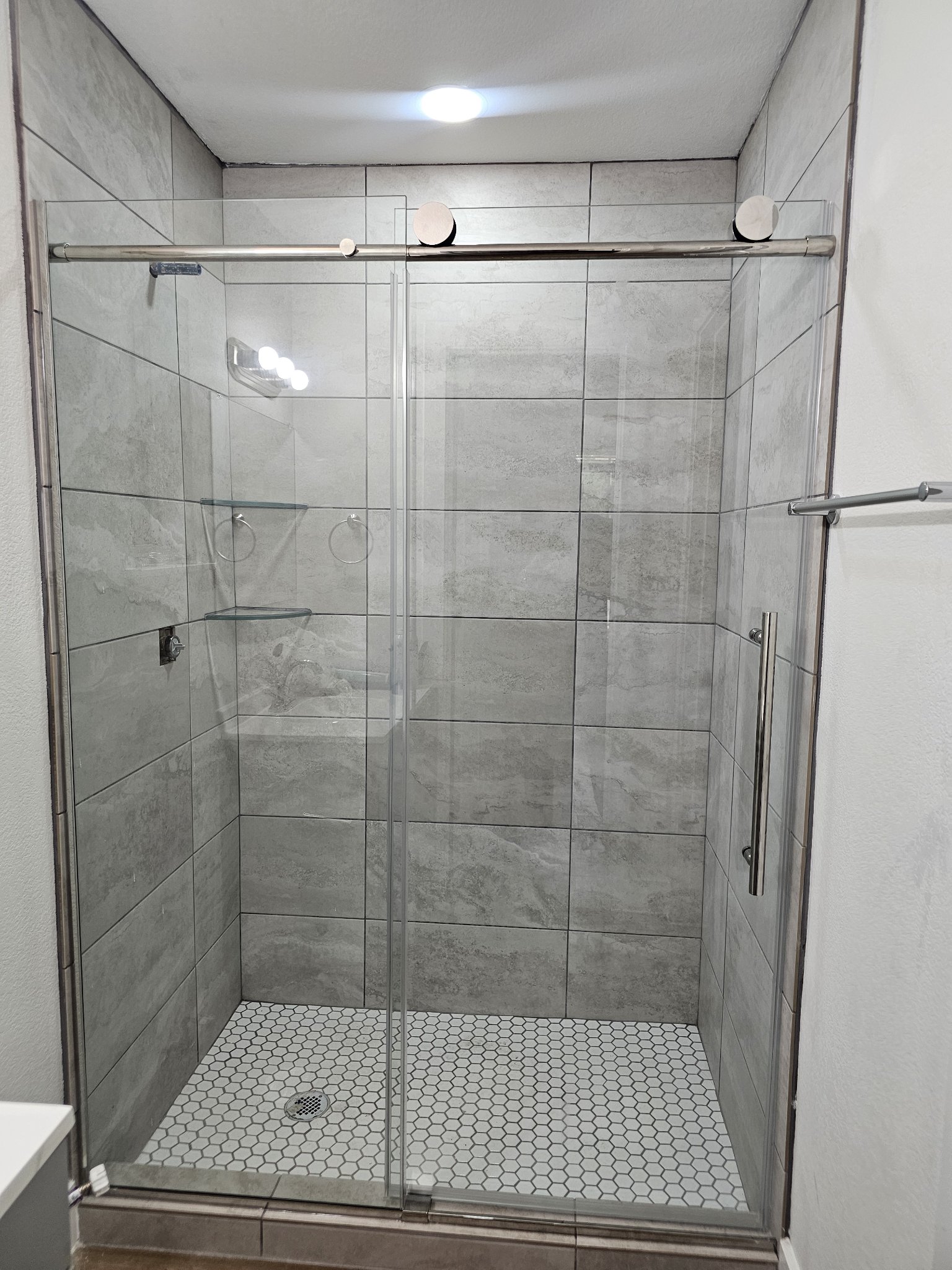 Sliding cierre suave (soft-close) con herraje cromado y panel fijo instalada por Glas Plus